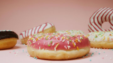 donuts glacés rose aux vermicelles colorés