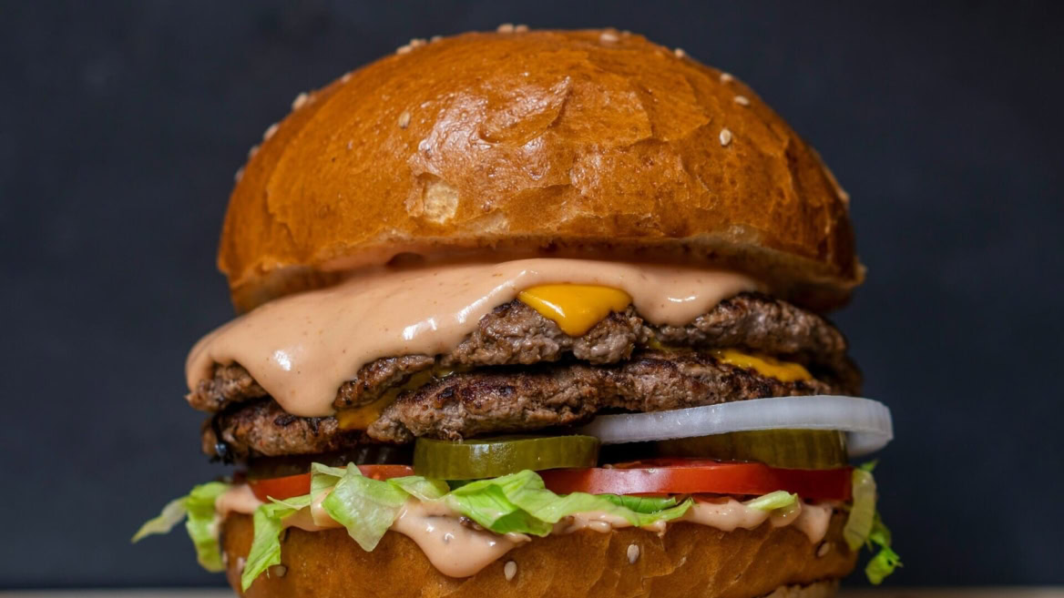 doppio cheeseburger brioche con salsa cremosa