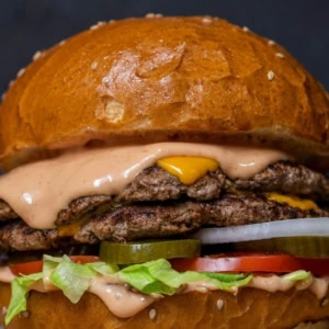 doppio cheeseburger brioche con salsa cremosa