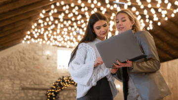 dos mujeres con portátil en ambiente cálido