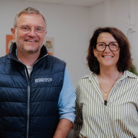 portrait duo souriant en studio décontracté