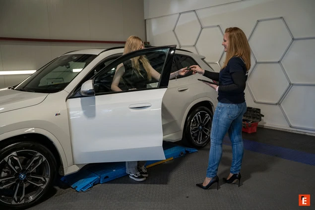 remise de clés d’un suv blanc en concession