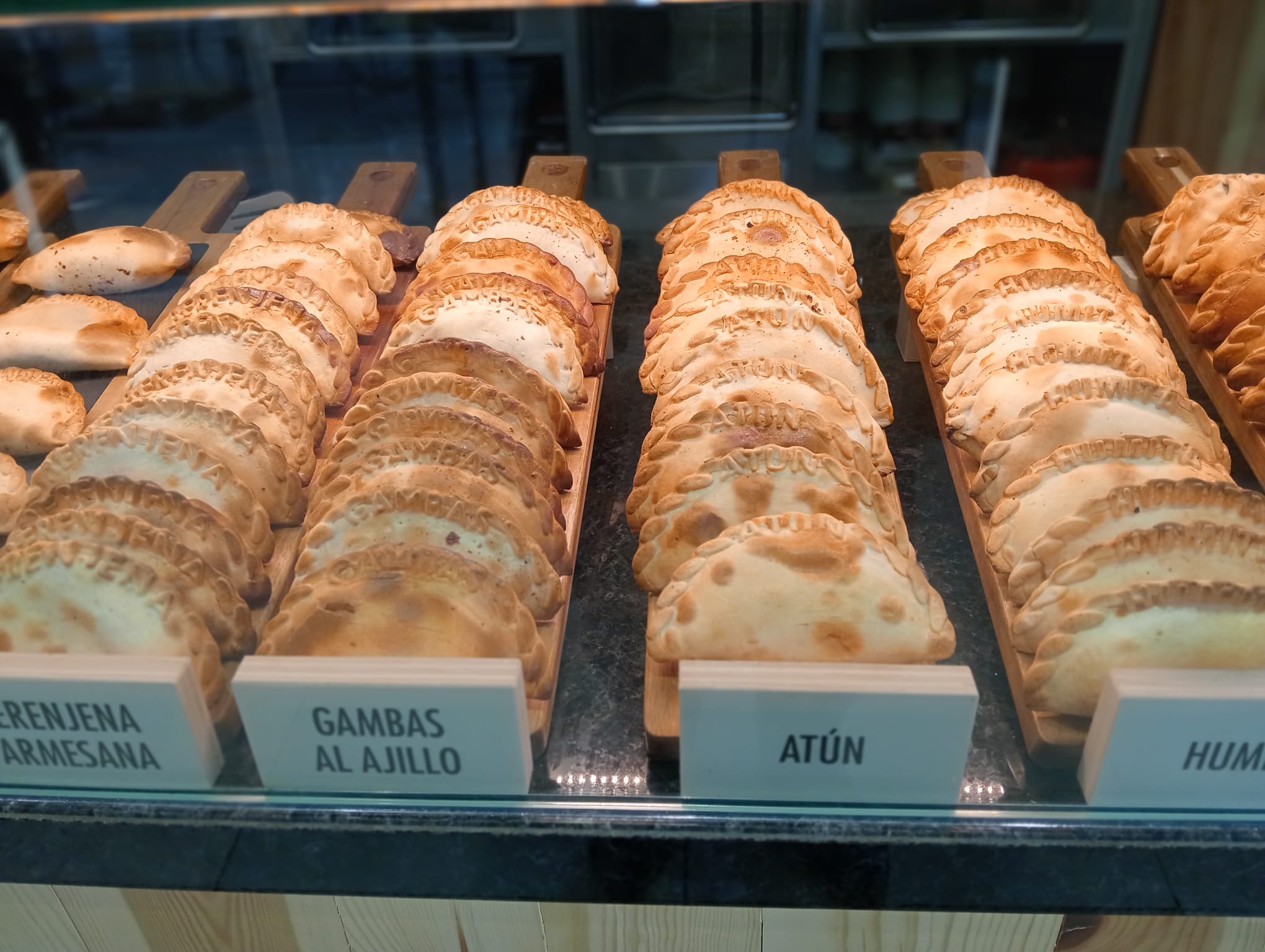 empanadas artesanales: gambas al ajillo y atún en vitrina