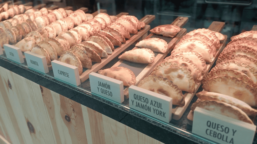 empanadas artesanas variadas en mostrador