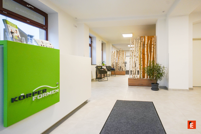 moderner empfangs und wartebereich mit naturakzenten