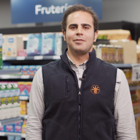 empleado de supermercado con micrófono en pasillo