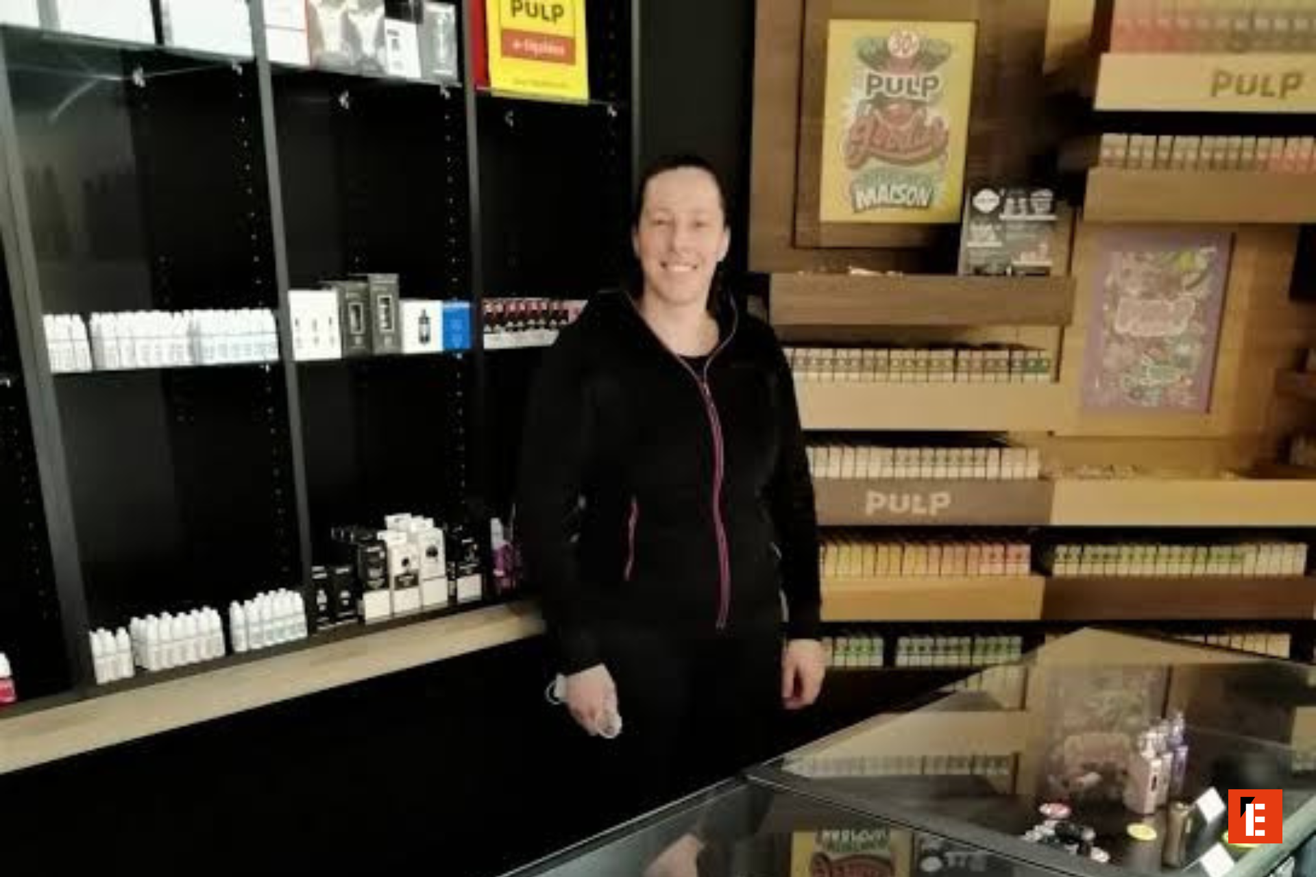 employé souriant devant rayons pulp