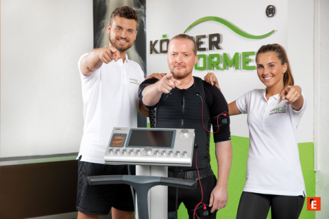 ems studio: trainer mit ems anzug und steuergerät