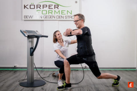 ausfallschritt im ems studio mit trainerin