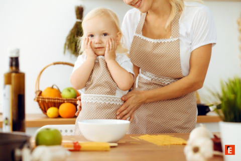 maman et enfant cuisinent dans une cuisine chaleureuse