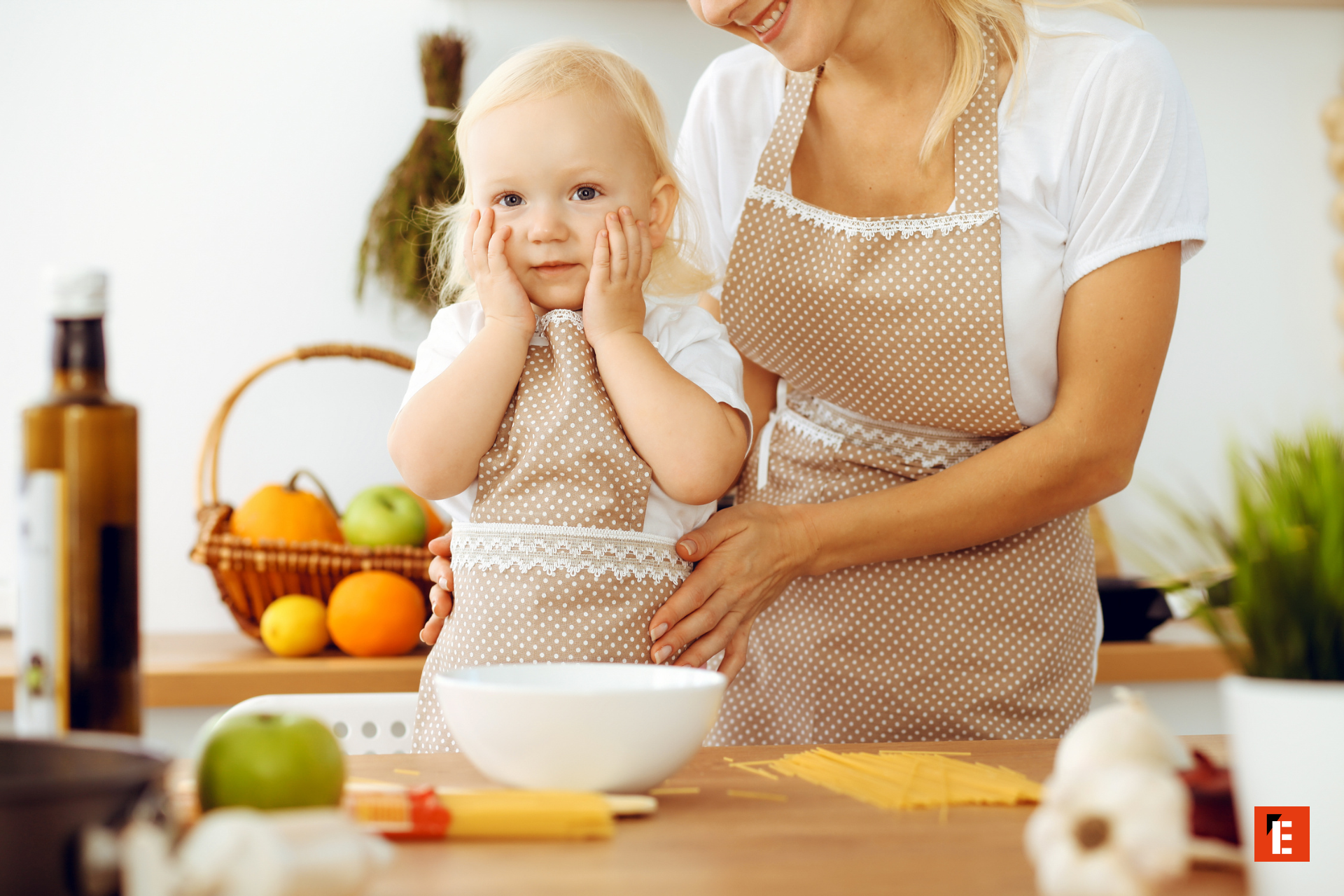 maman et enfant cuisinent dans une cuisine chaleureuse