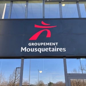 enseigne groupement mousquetaires rouge et blanche