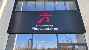 enseigne groupement mousquetaires rouge et blanche