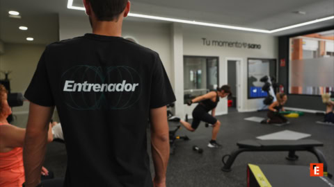 entrenador supervisando clase de entrenamiento funcional