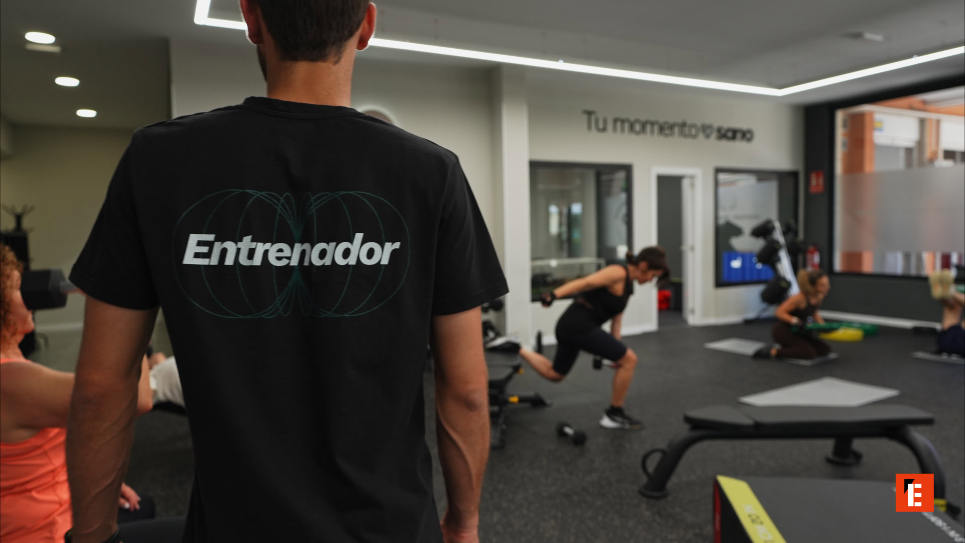 entrenador supervisando clase de entrenamiento funcional