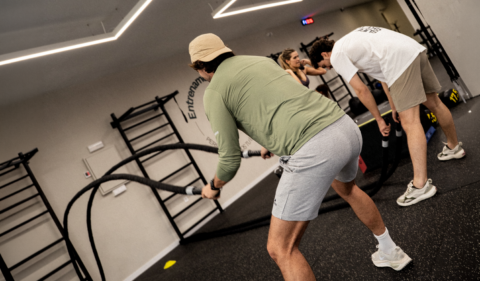 entrenamiento grupal con cuerdas de batalla