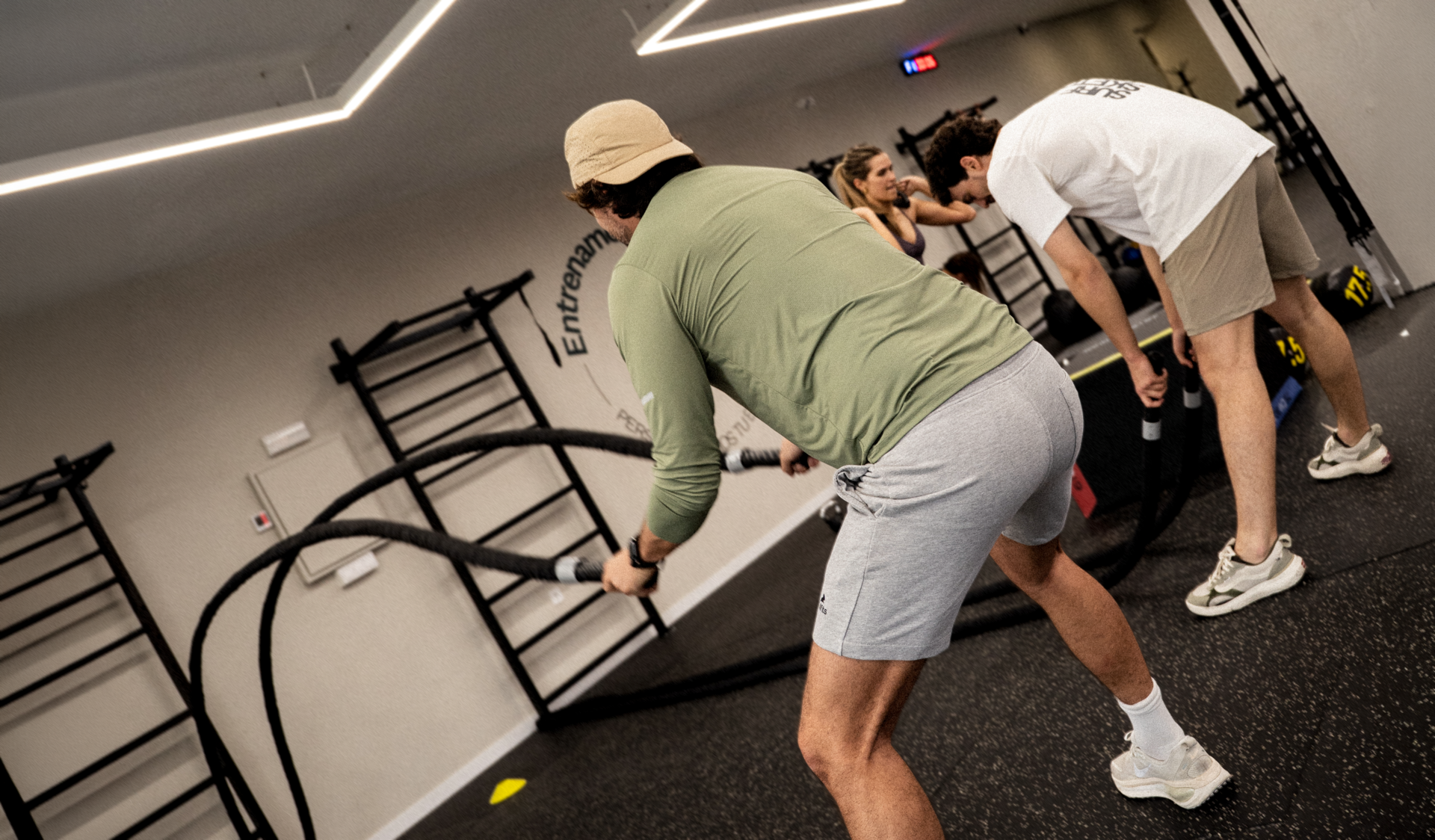 entrenamiento grupal con cuerdas de batalla
