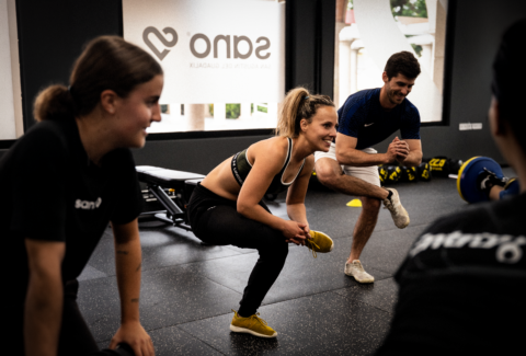 clase funcional en gimnasio: estiramiento en grupo