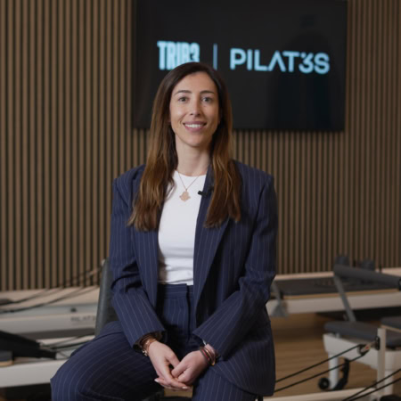 entrevista a instructora de pilates en estudio moderno