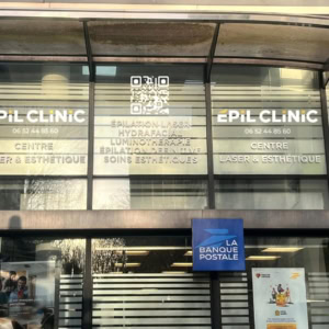 façade vitrée : epil clinic et la banque postale