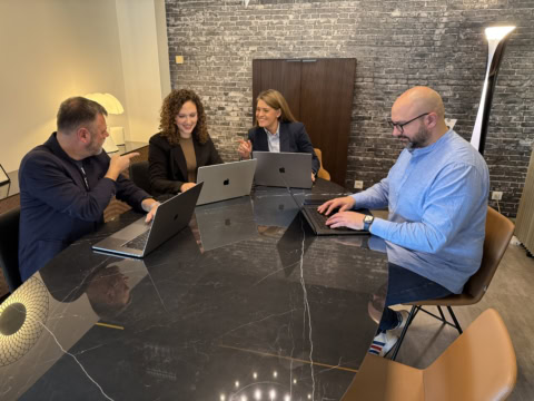 réunion dÉquipe autour dune table en marbre