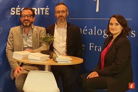 Équipe de sécurité au stand distribuant brochures