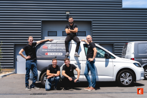 Équipe vitrage auto et camionnettes professionnelles