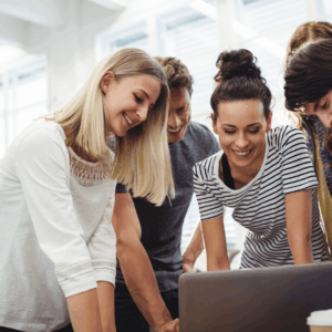 equipo colaborativo en oficina revisando portátil