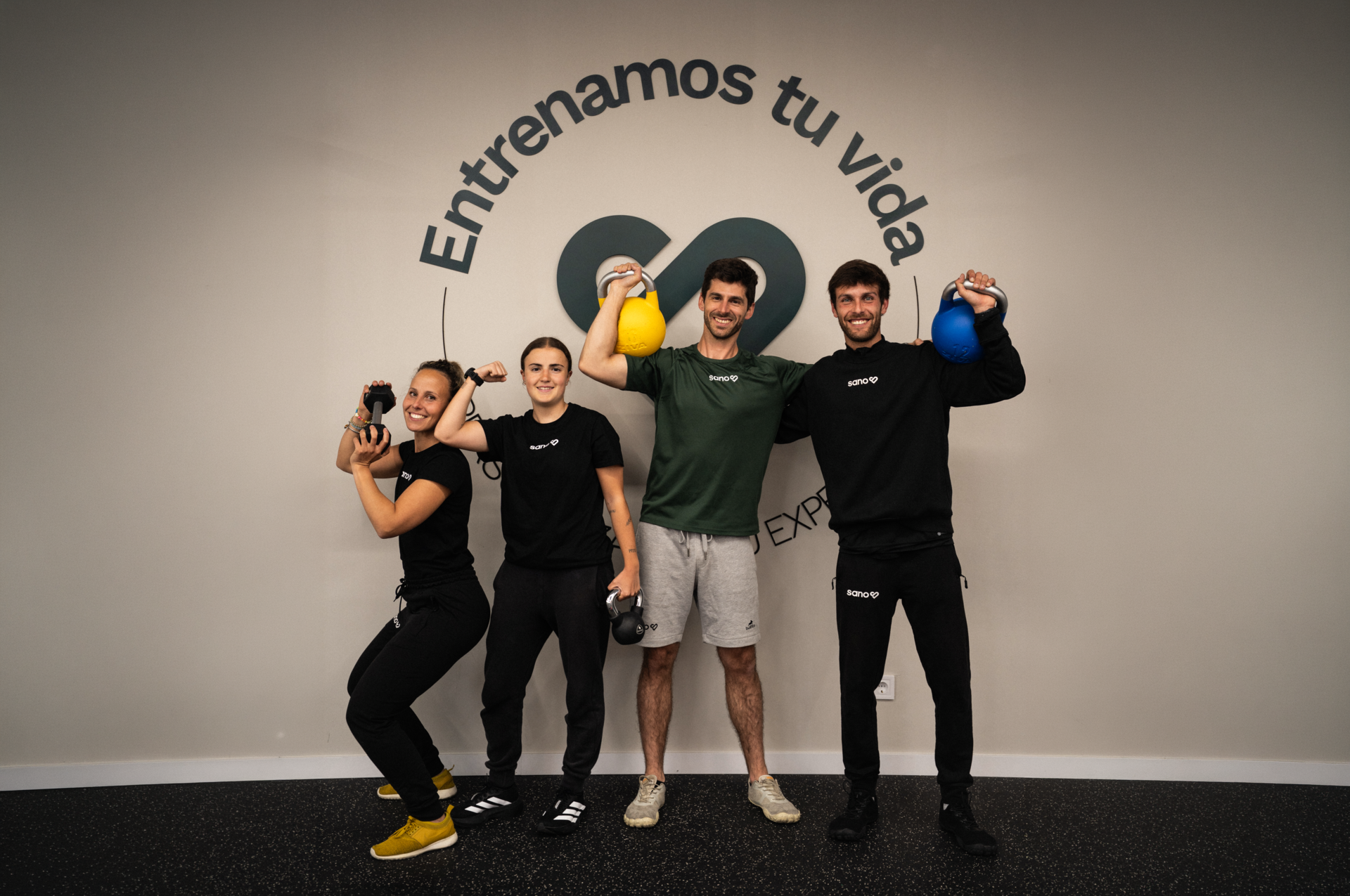 equipo de entrenadores de gimnasio con pesas rusas