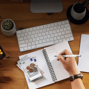 escritorio productivo: calculadora, cuaderno y café