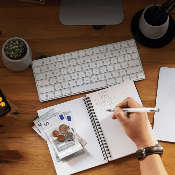 escritorio productivo: calculadora, cuaderno y café