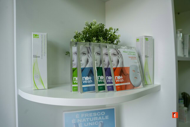 espositore skincare premium su mensola bianca