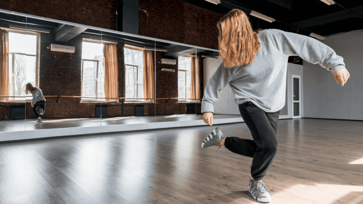bailarín ensayando en estudio con espejos
