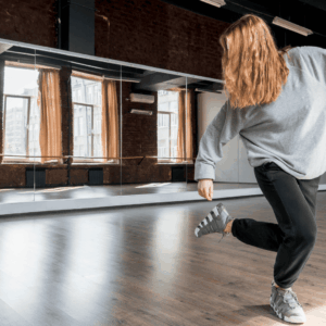 bailarín ensayando en estudio con espejos