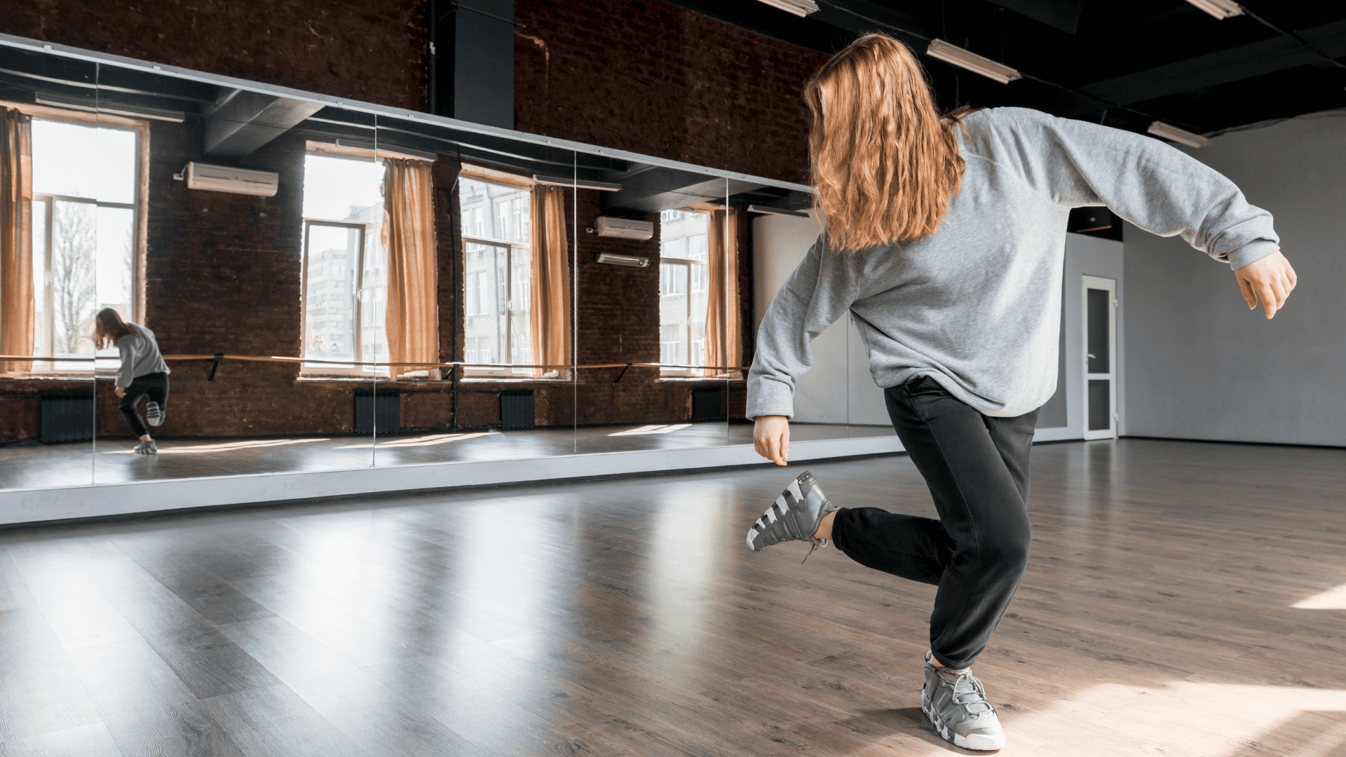bailarín ensayando en estudio con espejos