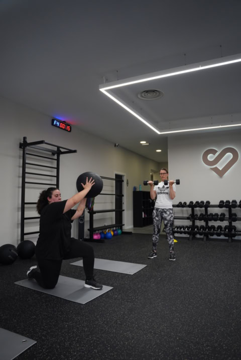 entrenamiento funcional: pesas rusas, mancuernas y balón