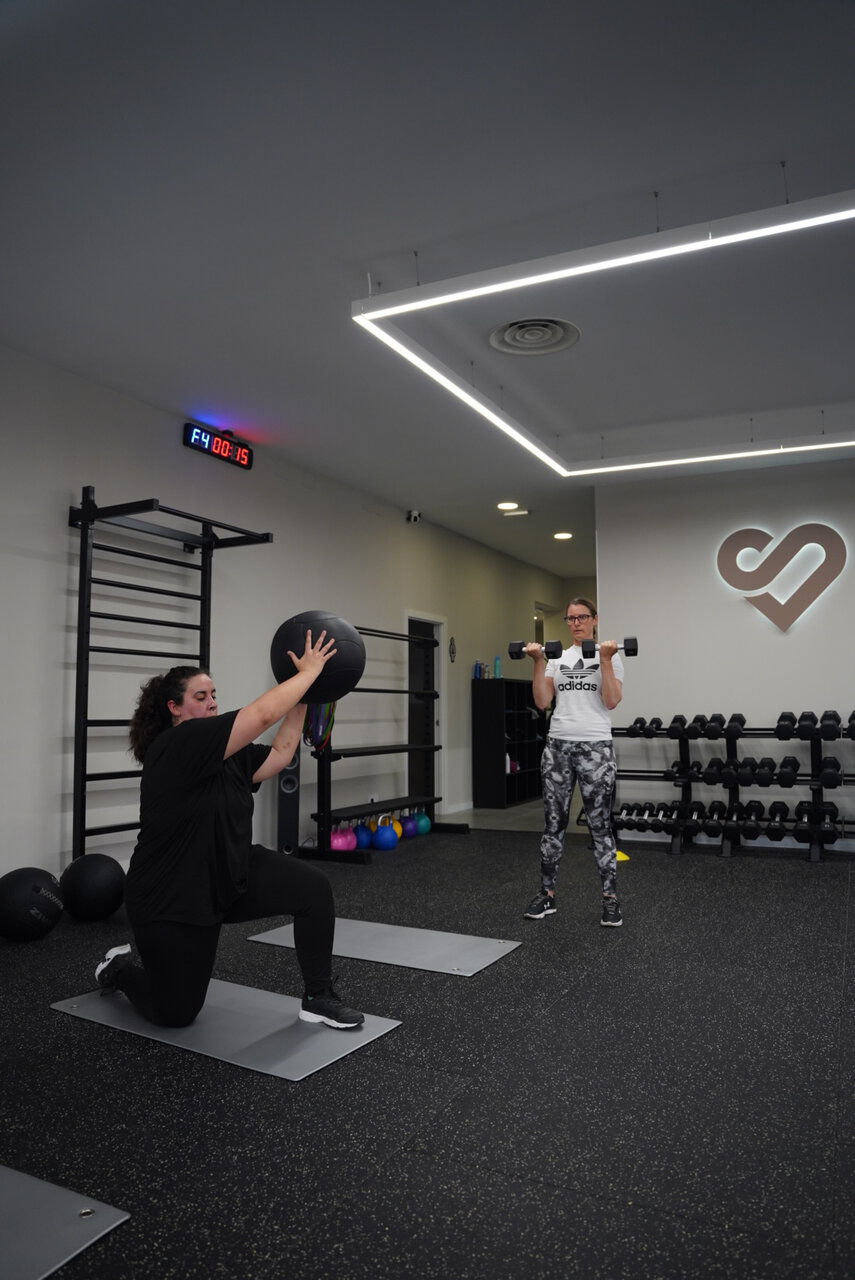 entrenamiento funcional: pesas rusas, mancuernas y balón