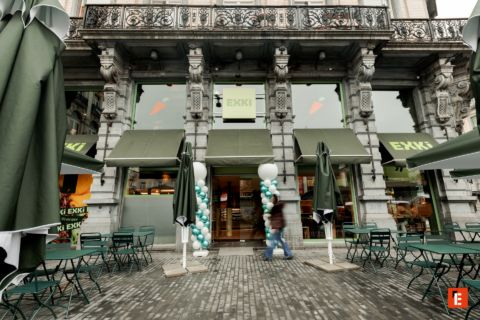 café exki: façade historique et terrasse verte