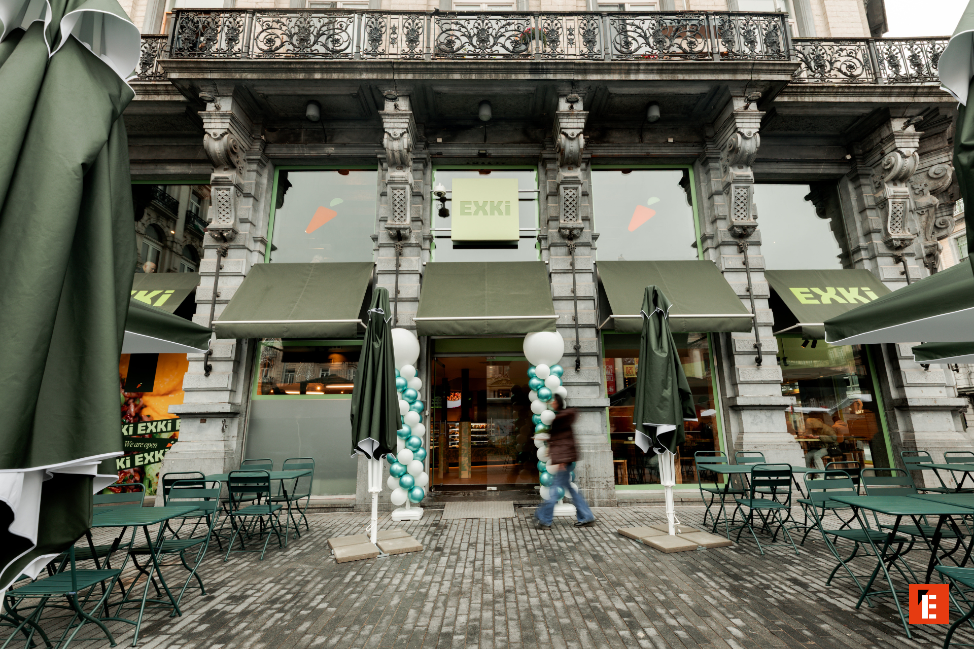 café exki: façade historique et terrasse verte