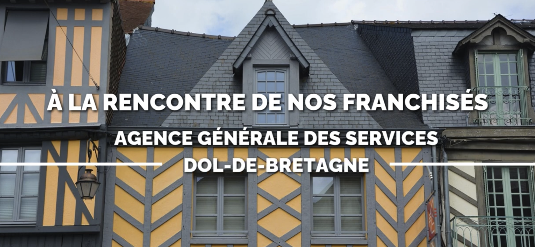 façade jaune à colombages de dol de bretagne