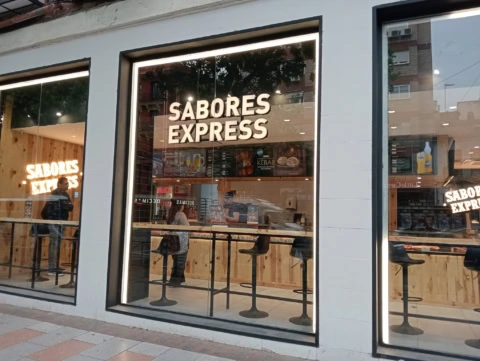 sabores express: fachada moderna con barra y ventanales