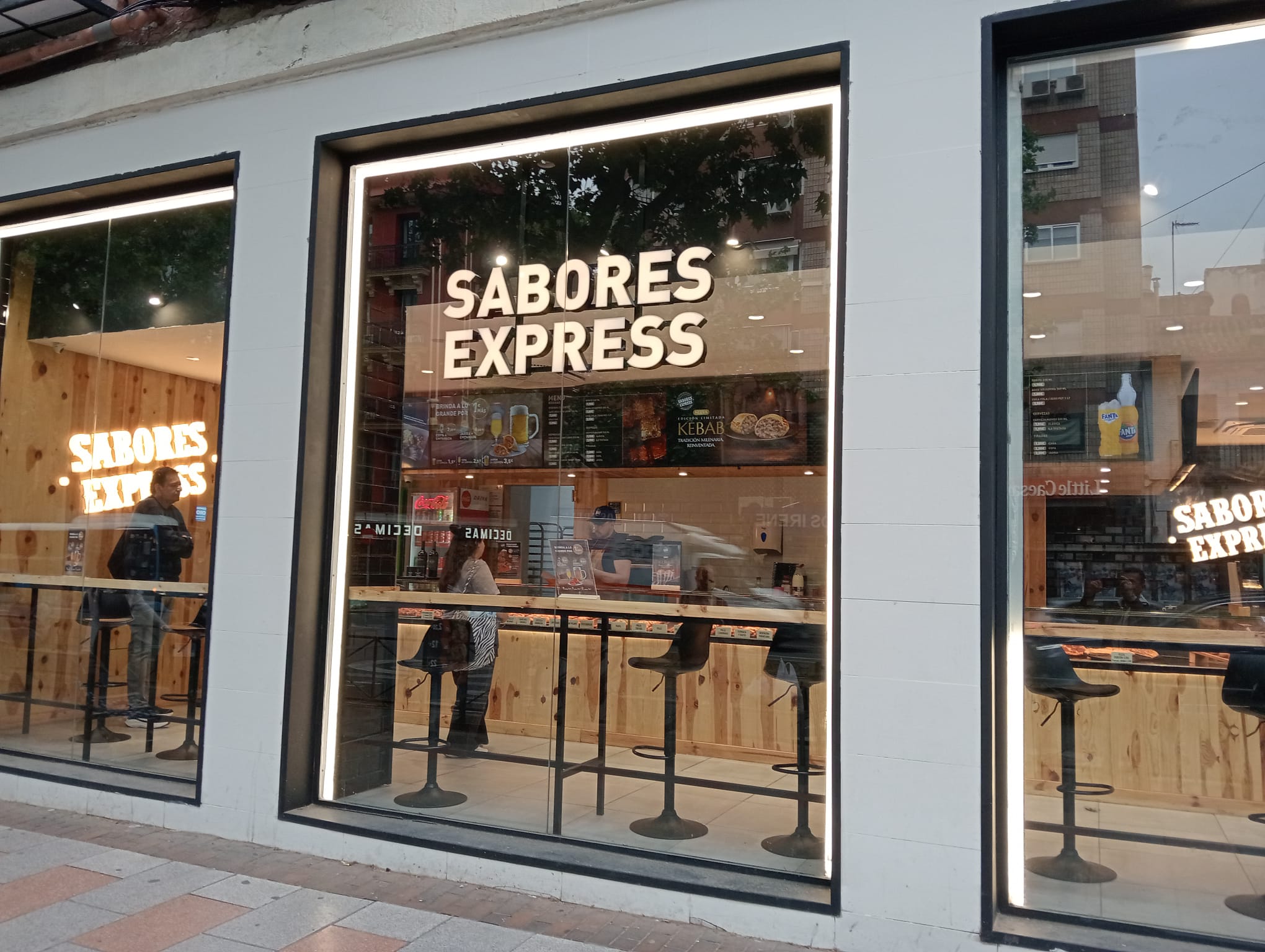 sabores express: fachada moderna con barra y ventanales