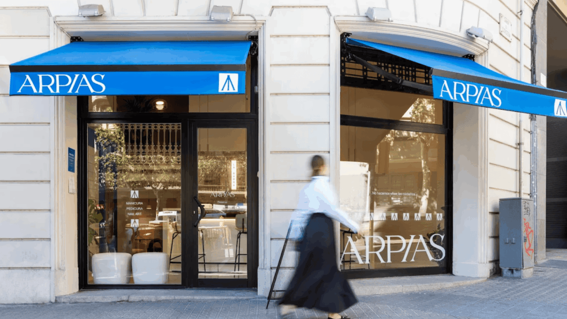 fachada azul arpias: salón de manicura urbano