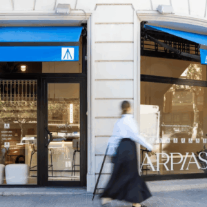 fachada azul arpias: salón de manicura urbano