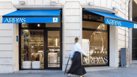 fachada azul arpias: salón de manicura urbano