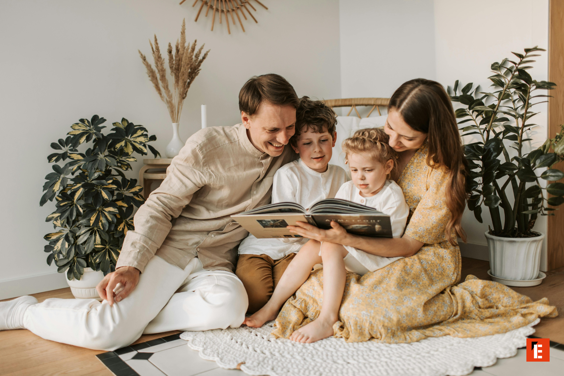 moment de lecture familiale sur le tapis