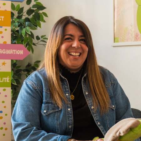 femme souriante en denim dans décor créatif