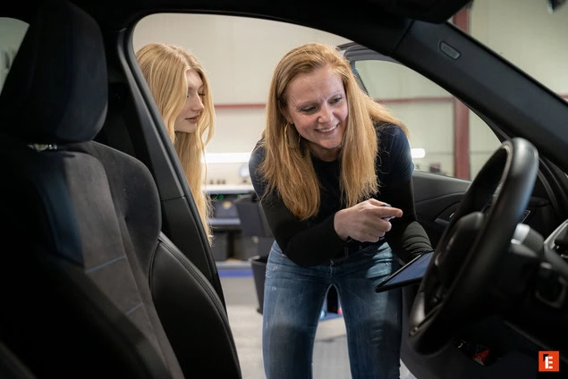 femmes inspectant la tablette tactile dune voiture