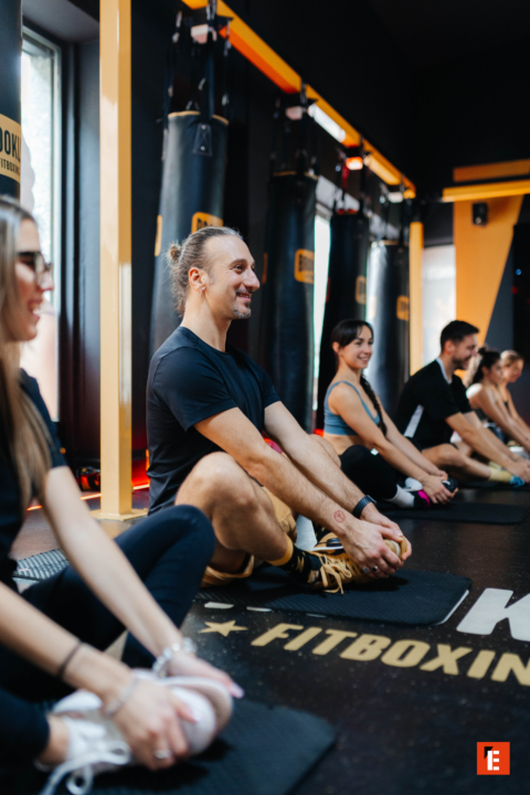fitboxing: allungamento seduto in lezione di gruppo