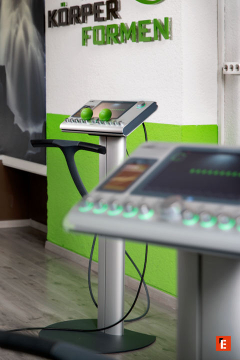 modernes fitnessstudio körper formen mit hightech konsolen